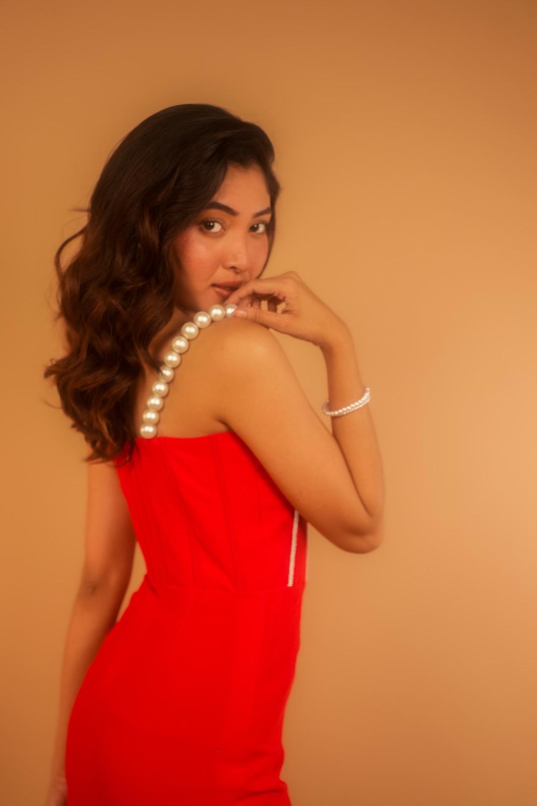 Scarlet — The pearl strap over the shoulder, seen from behind